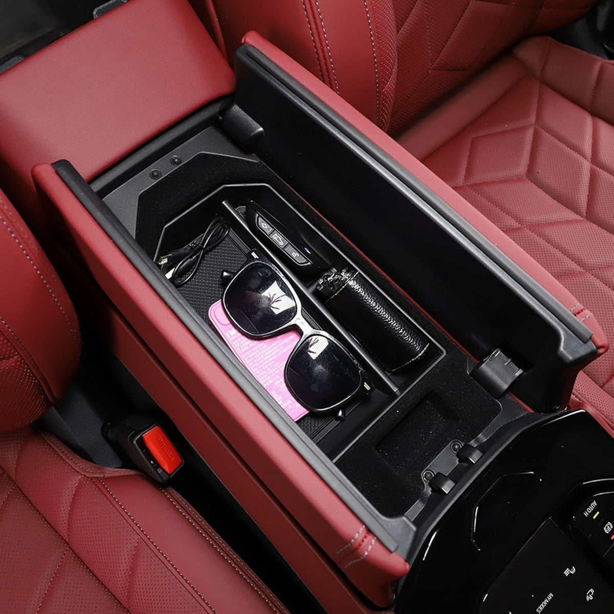 Center console organizer tray fitted in a BMW i5 G60 armrest
