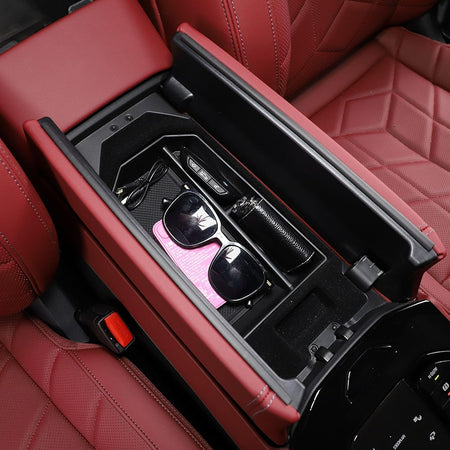 Center console organizer tray fitted in a BMW i5 G60 armrest
